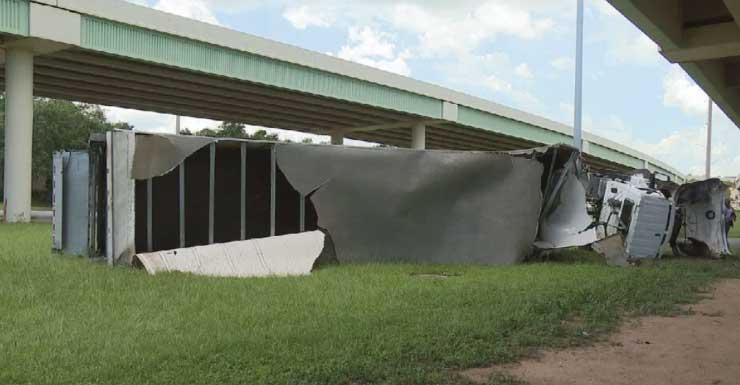 Caminhão semirreboque sai da I-110 em Pensacola e cai em área de gramado abaixo
