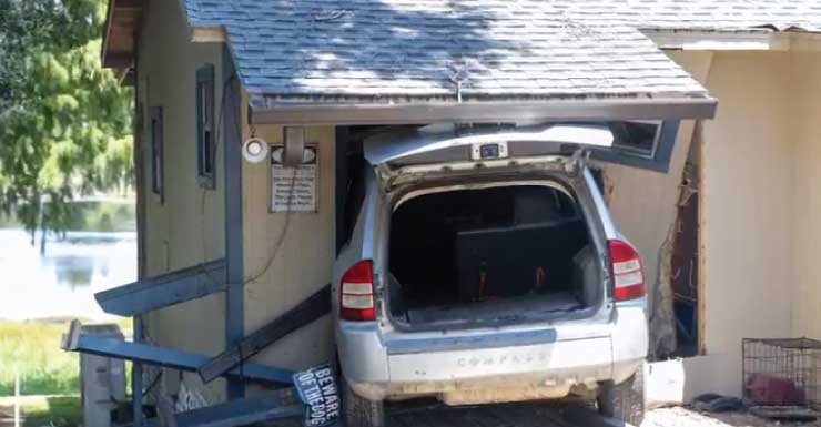 Carro bate contra duplex em Ocklawaha, uma pessoa hospitalizada