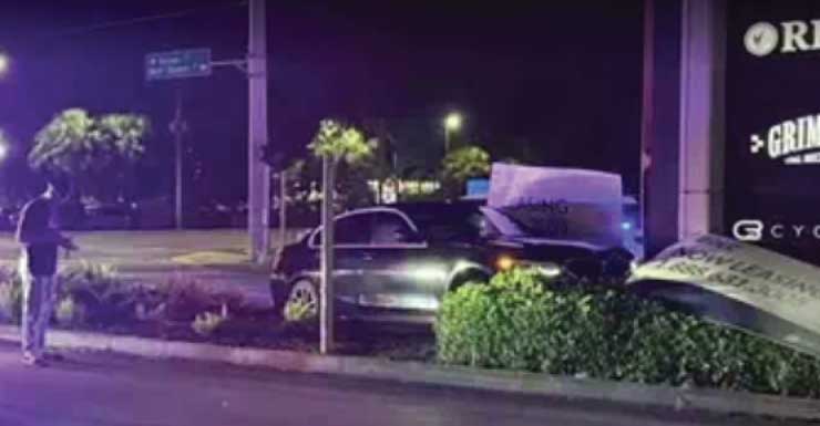 Carro bate em placa no Bell Tower Shops, em Lee County