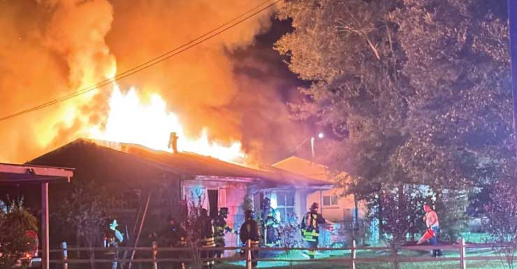 Casa no Condado de Escambia é totalmente destruída após incêndio durante a madrugada