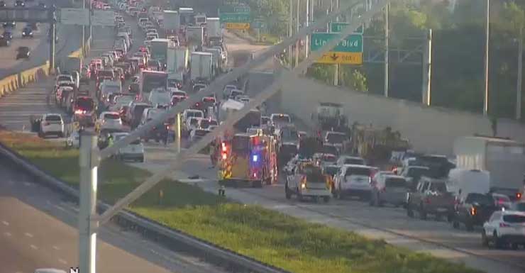 I-95 no sentido norte é parcialmente reaberta perto da Linton Blvd. após acidente envolvendo materiais perigosos