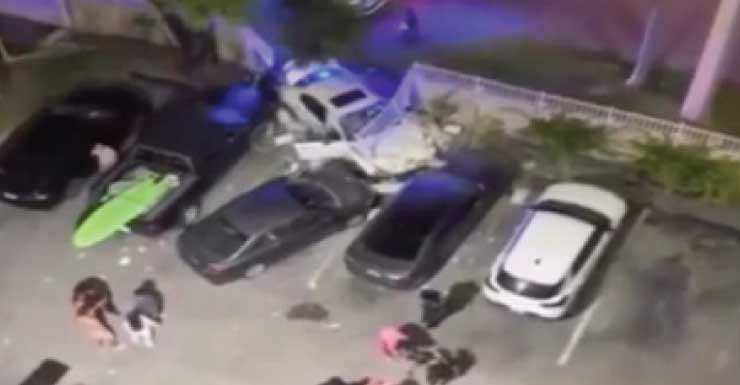 Motorista adolescente é liberado para seu responsável após colidir contra um muro e carros estacionados em North Miami e fugir a pé