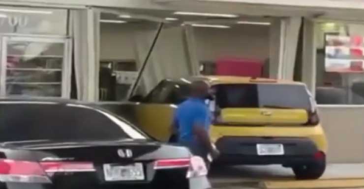 Motorista está bem após bater contra a fachada de posto de gasolina em Miami Gardens