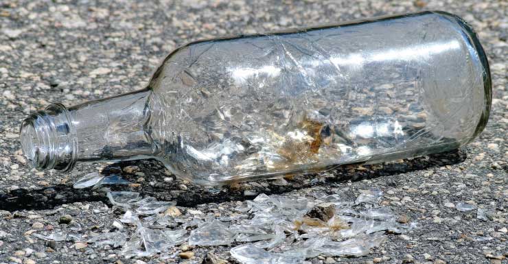 Mulher atinge colega de trabalho com garrafa de vidro em restaurante em Allapattah