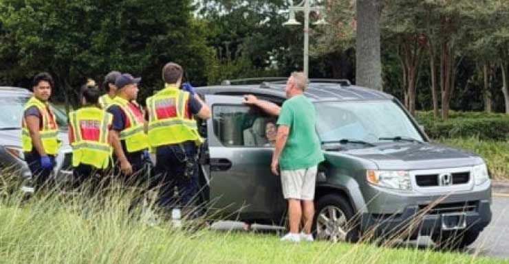 Mulher é levada ao hospital após acidente com três veículos próximo ao Lake Sumter Landing