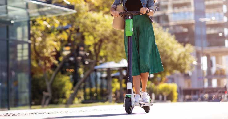 Mulher que andava de e-scooter é hospitalizada após colisão com viatura de policial de Miami