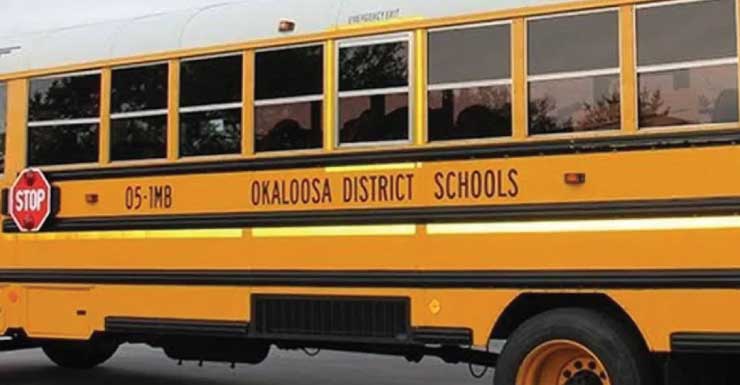 Ônibus escolar do Condado de Okaloosa atropela e fere menino de 13 anos que estava de bicicleta