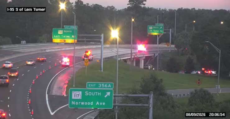 Pedestre morre após veículo sair da I-95 e bater nele na Lem Turner Road