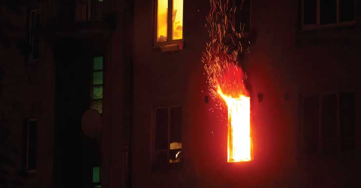Prédio comercial pega fogo em Hollywood, informam os bombeiros