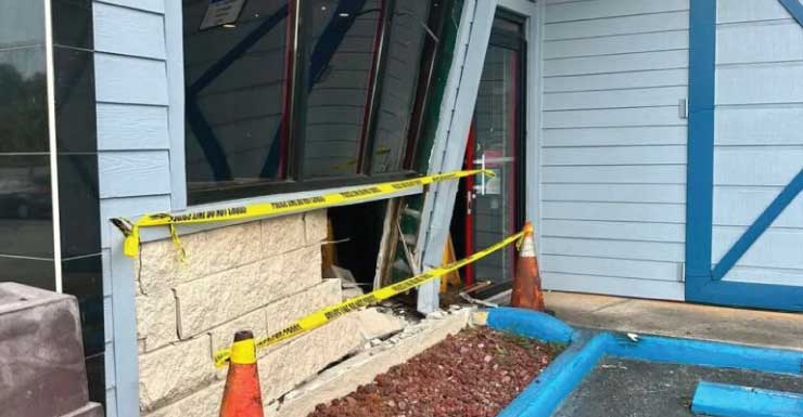 Restaurante de Leesburg fecha temporariamente após veículo bater no prédio