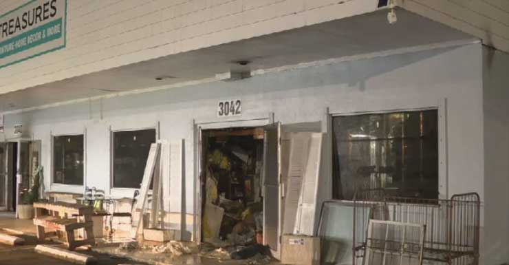 Shopping de antiguidades 98 Treasures em Gulf Breeze pega fogo no terceiro aniversário