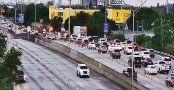 Trânsito liberado após acidente envolvendo vários veículos nas faixas no sentido sul da I-95; ferimentos leves relatados