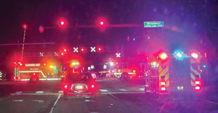 Trem colide com veículo desocupado perto da Lakewood Drive, em Mango