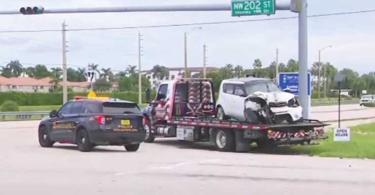 1 pessoa é transportada de avião para hospital após motorista bater carro contra poste no noroeste de Miami-Dade