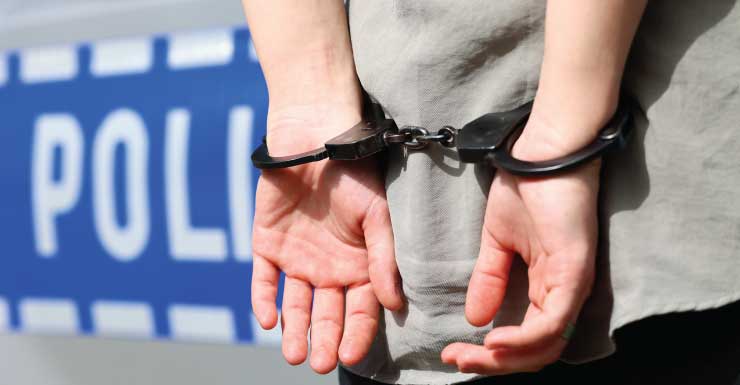 Adolescente de 15 anos é preso por atacar mulher após bater à porta, dizem policiais do Condado de Alachua