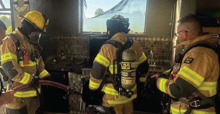 Bombeiros apagam incêndio em churrasqueira em residência de Cape Coral