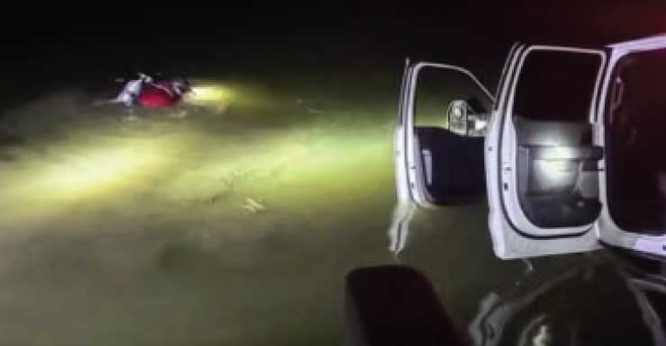 Bombeiros respondem a caminhão parcialmente submerso em canal no sudoeste de Cape Coral