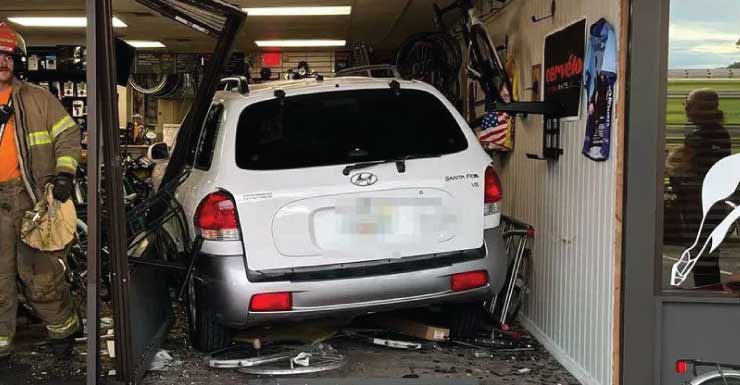 Carro bate contra loja de bicicletas em Jensen Beach e destrói estoque