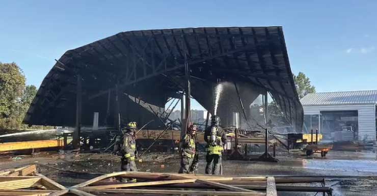 Equipes respondem a incêndio em estrutura de empresa de fabricação em Ocala
