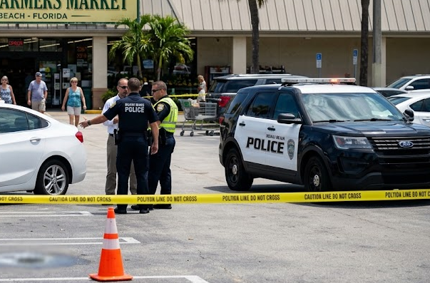 Motorista é preso após atingir intencionalmente pedestre em frente ao mercado de agricultores de Delray Beach