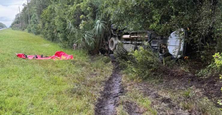 Equipes de emergência resgatam motorista preso em carro capotado no Condado de Charlotte