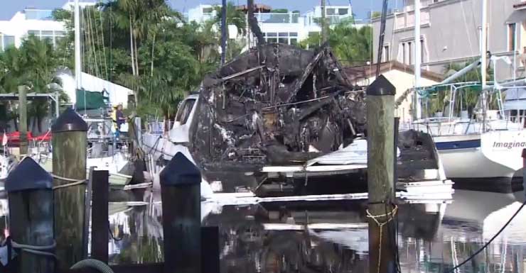 Equipes apagam incêndio após catamarã de 60 pés atracado em canal de Fort Lauderdale pegar fogo