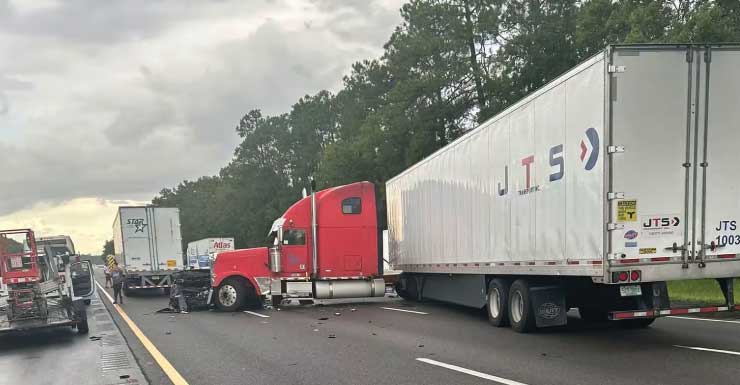 Faixas da I-95 North são reabertas entre a SR 16 e a IGP no Condado de St. Johns após acidente envolvendo vários veículos