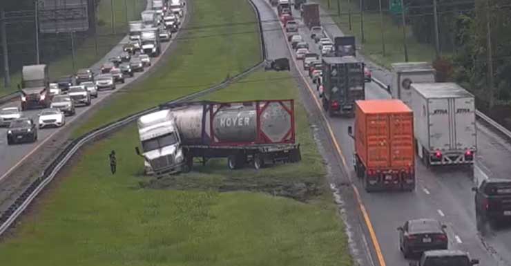 Faixas são reabertas após acidente com caminhão-tanque na I-295 perto da Pritchard Road