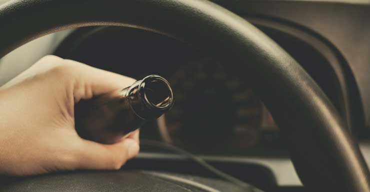 Homem é acusado de homicídio culposo por DUI após carro ficar suspenso no ar e atingir mulher