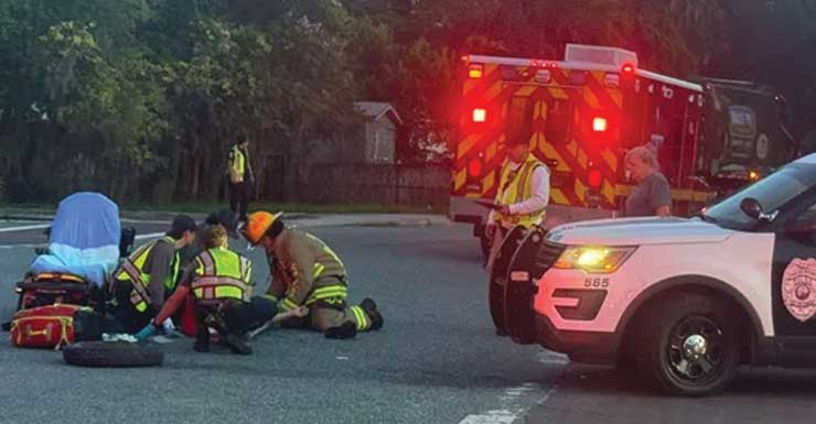 Homem hospitalizado após ser atingido por carro da polícia de Casselberry