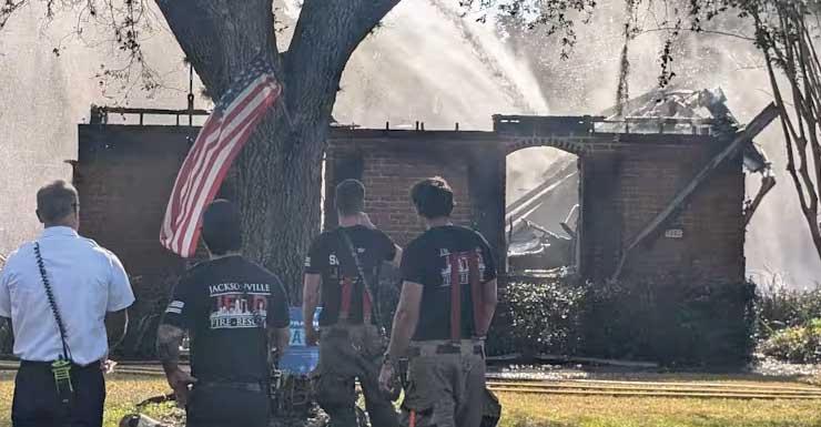 Incêndio destrói metade de uma casa em Fruit Cove; ninguém ficou ferido