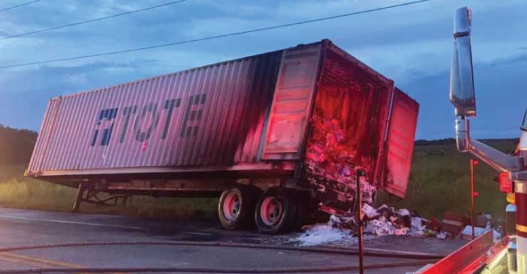 Incêndio em caminhão-trator fecha estrada perto da South Fork High School