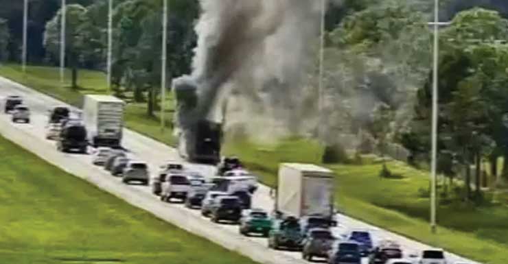 Incêndio em ônibus fretado fecha a I-95 South em Hobe Sound