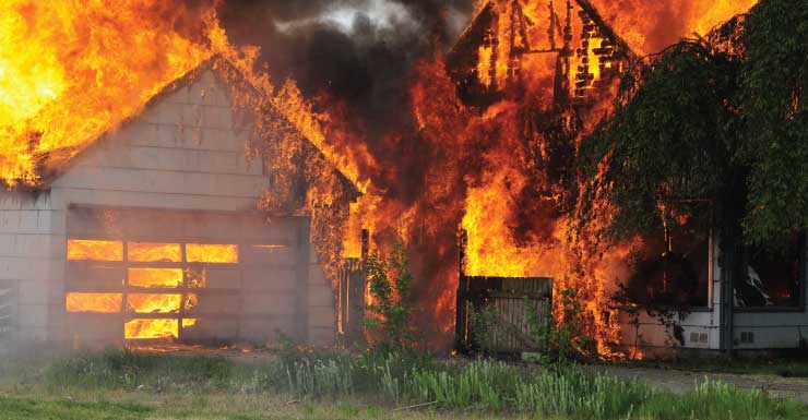 Homem é resgatado de incêndio em residência em Fort Lauderdale e levado ao hospital com ferimentos que ameaçam sua vida
