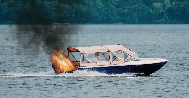 Homem sofre queimaduras graves em incêndio de barco em Stuart enquanto trabalhava no motor