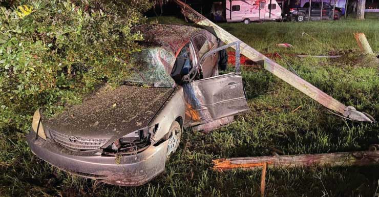 Motorista é hospitalizado após bater contra poste de energia em Brooksville