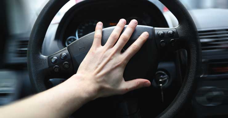 Motorista e passageira morrem após veículo atingi-los de frente em Davenport