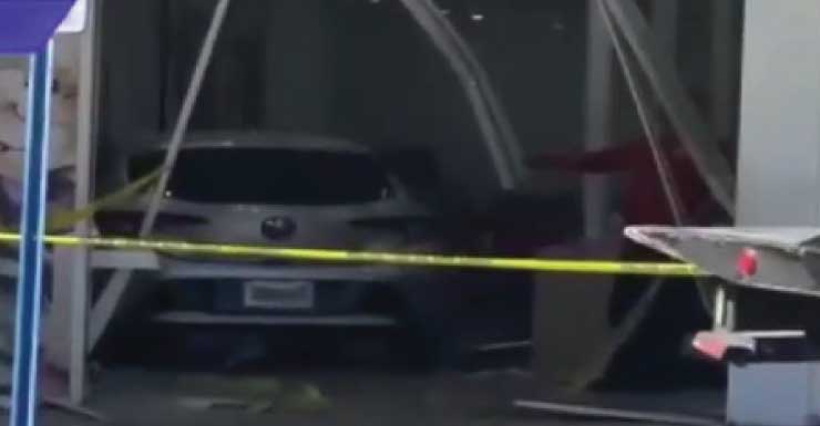 Motorista perde o controle, bate contra salão de beleza na Coral Way; nenhum ferimento relatado