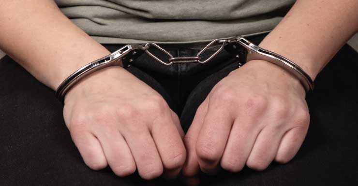 Mulher é acusada de homicídio por esfaquear homem em Reddick