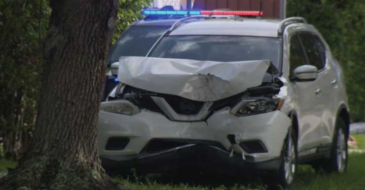 Mulher hospitalizada, SUV gravemente danificado após bater em árvore em Hallandale Beach