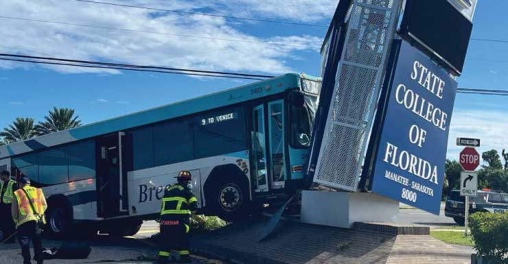 Ônibus Breeze bate contra placa do State College of Florida; 7 pessoas ficam feridas no Condado de Sarasota