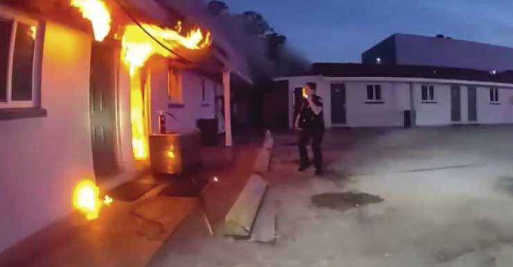 Policiais de Sarasota retiram ocupantes de quartos de motel durante incêndio