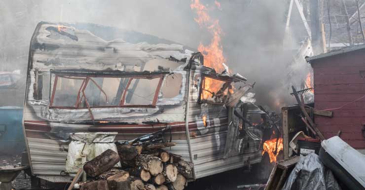 Trailer pega fogo na Pondella Road, em North Fort Myers