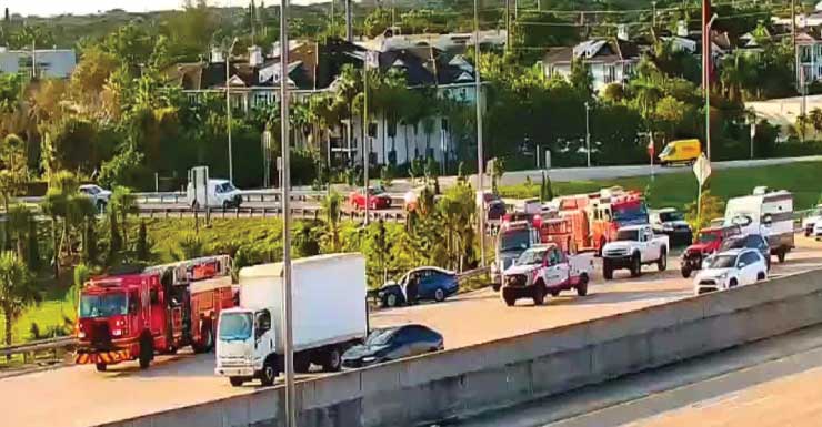 Trânsito é interrompido após acidente grave na rampa da I-95 South perto da Saída 52; três faixas são fechadas