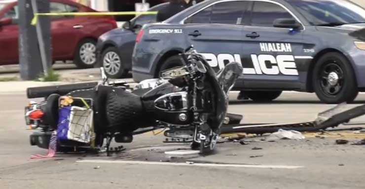 Uma pessoa hospitalizada e duas presas após colisão de motocicleta em Hialeah