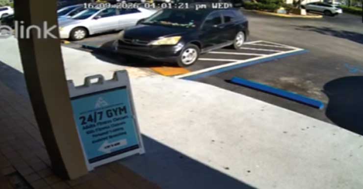 Vídeo mostra carro sendo dirigido contra uma loja Dollar Tree em Marathon