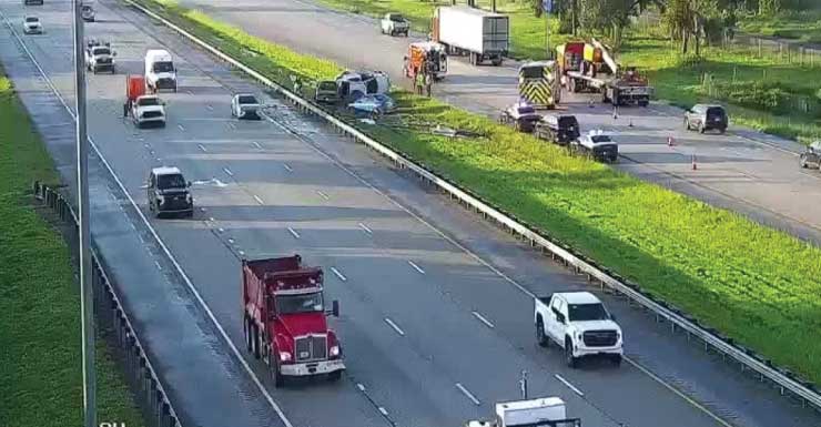 Acidente bloqueia duas faixas da esquerda da I-95 no sentido sul, no Condado de St. Lucie