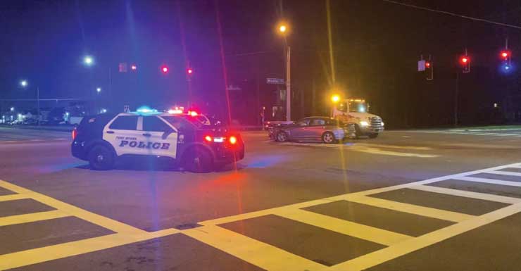 Acidente de carro durante a madrugada no cruzamento da Winkler Avenue com a Veronica S. Shoemaker Boulevard, em Fort Myers