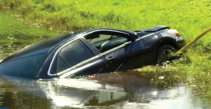 Bom samaritano usa boia salva-vidas para resgatar motorista presa em lago após acidente em Plantation