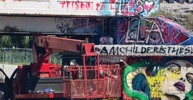 Caminhão com caçamba colide com a Graffiti Bridge, em Pensacola